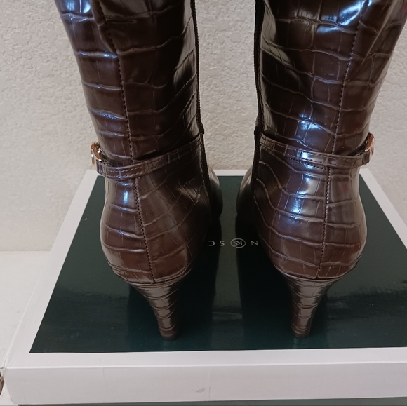 Karen Scott - Picture 6 of 6